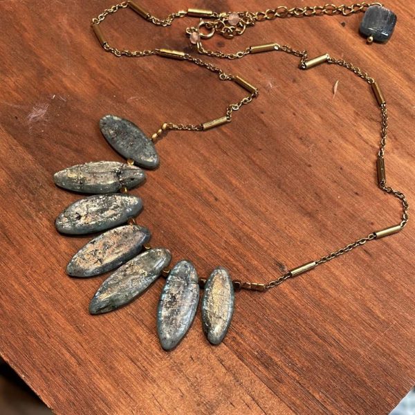 L'Apprentie pierres et bijoux Bayonne collier plastron en cyanite