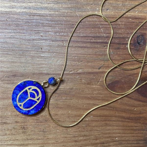 L'Apprentie pierres et bijoux totem Bayonne sautoir estampe scarabée lapis-lazuli