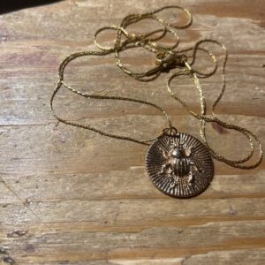 Collier long scarabée