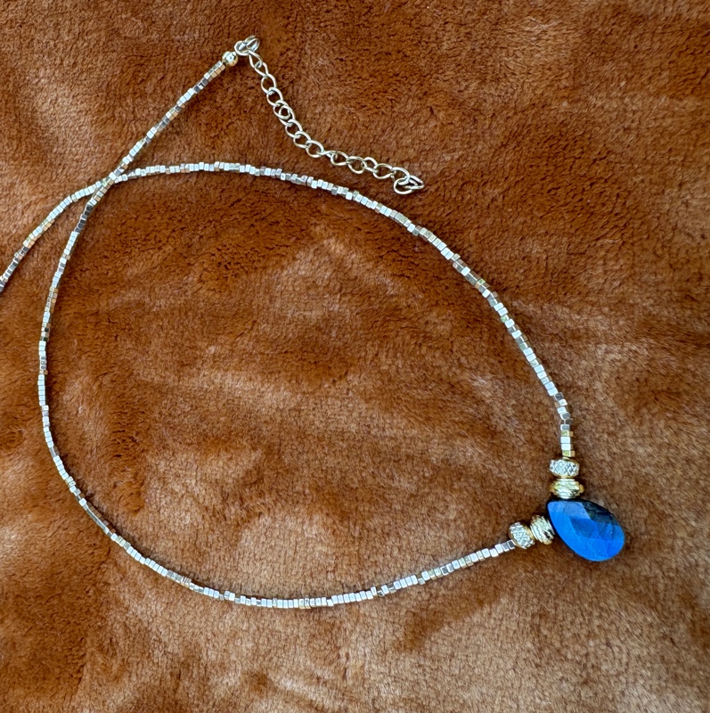 Collier court en hématite et goutte de labradorite – Élégance minérale Collier court en hématite et goutte de labradorite – Élégance minérale – Image 3