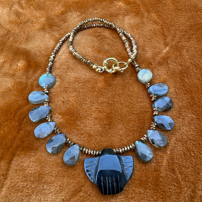 Collier court en perles de Labradorite en forme de briolette Collier court en perles de Labradorite en forme de briolette – Image 3