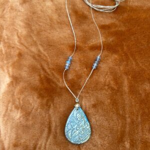 Pierres Bijoux Pays Basque - L'Apprentie Sautoir en coton ciré doré et goutte sculptée en labradorite