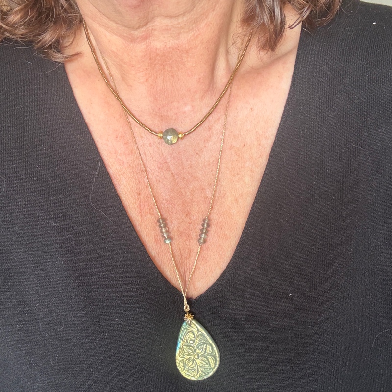 Sautoir goutte sculptée en labradorite Sautoir goutte sculptée en labradorite – Image 3