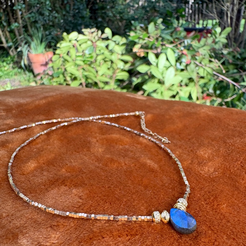 Collier court en hématite et goutte de labradorite – Élégance minérale Collier court en hématite et goutte de labradorite – Élégance minérale