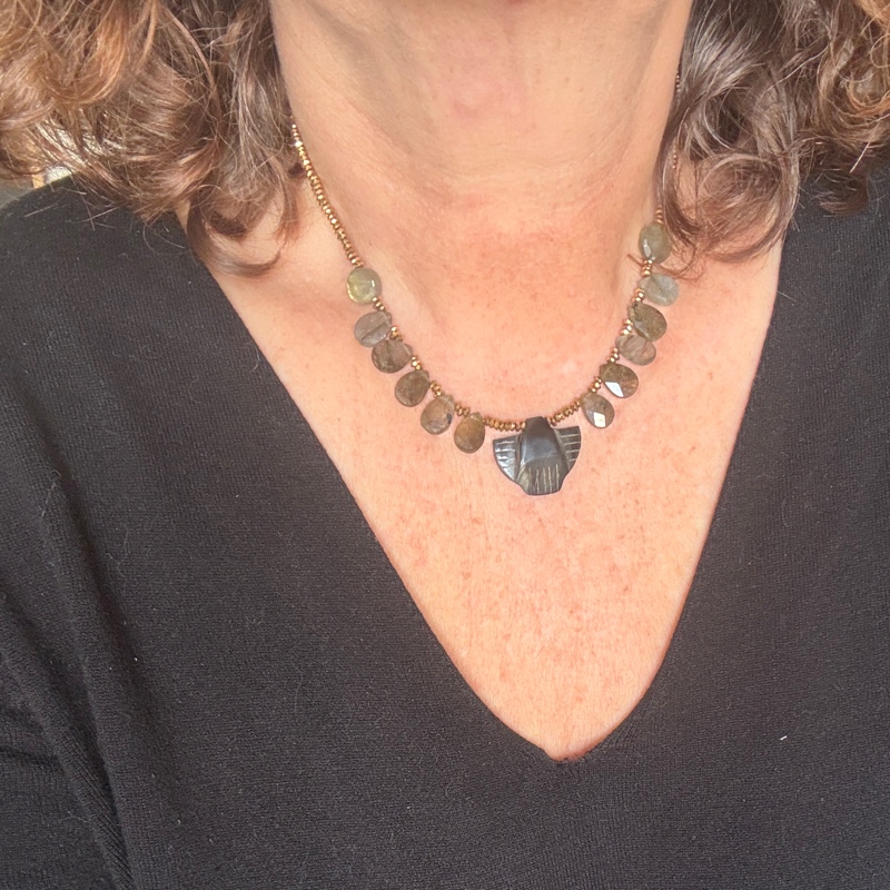 Collier court en perles de Labradorite en forme de briolette Collier court en perles de Labradorite en forme de briolette – Image 4