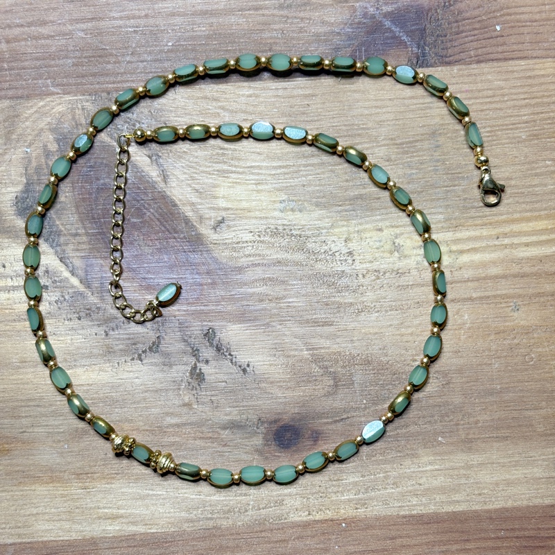 Collier Le Basic - 7 couleurs de perles Le collier Le Basic va avec tous les bijoux de L'Apprentie mais aussi les autres !
