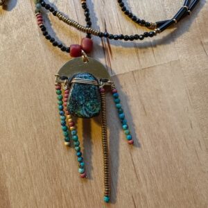 Pierres Bijoux Pays Basque - L'Apprentie Le collier turquoise et spinelle est une invitation au voyage