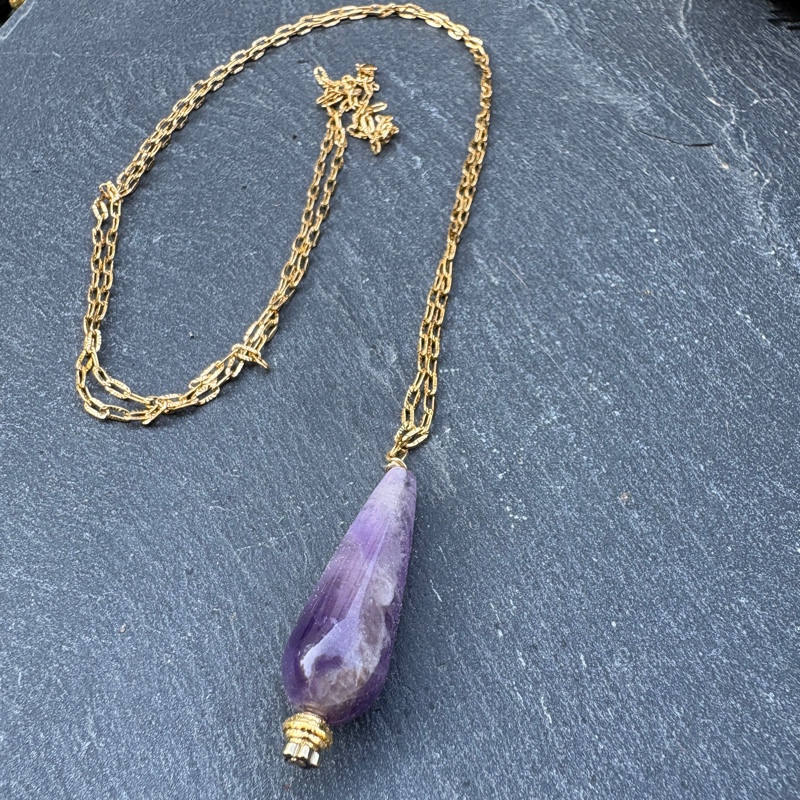 Sautoir goutte en pierre - Mona Sautoir goutte en pierre naturelle améthyste Mona allie douceur et simplicité