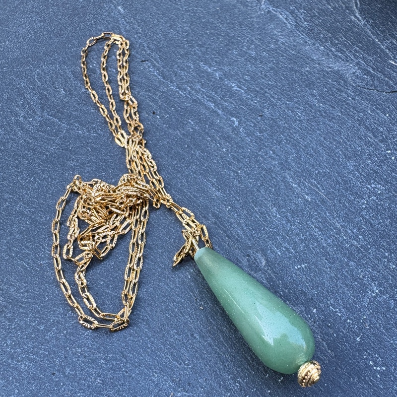 Sautoir goutte en pierre - Mona Sautoir goutte en pierre naturelle aventurine Mona allie douceur et simplicité