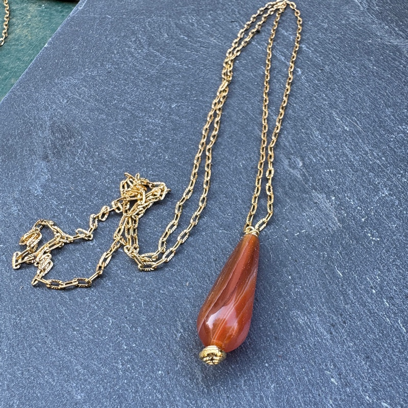 Sautoir goutte en pierre - Mona Sautoir goutte en pierre naturelle cornaline Mona allie douceur et simplicité