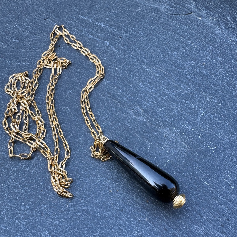 Sautoir goutte en pierre - Mona Sautoir goutte en pierre naturelle onyx Mona allie douceur et simplicité