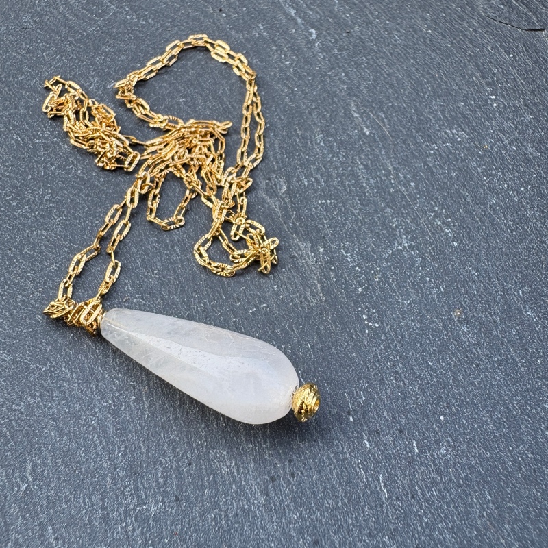 Sautoir goutte en pierre - Mona Sautoir goutte en pierre naturelle quartz rose Mona allie douceur et simplicité