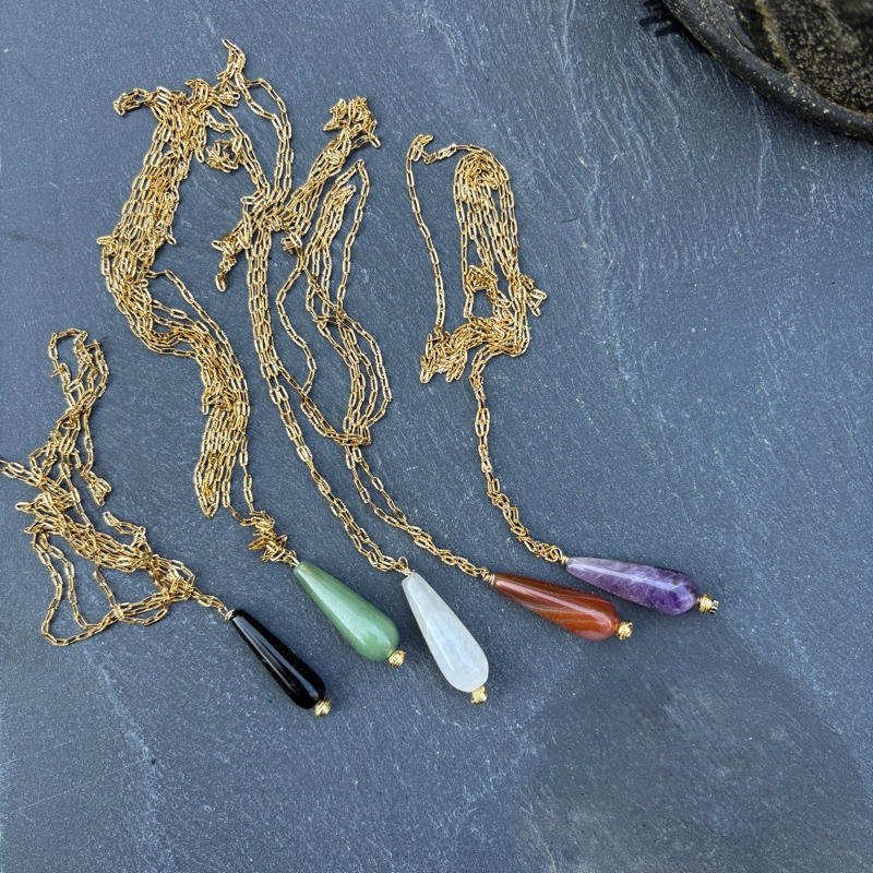 Sautoir goutte en pierre - Mona Sautoir goutte pierre naturelle Mona met en valeur la beauté des pierres