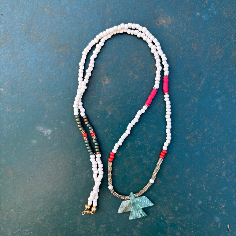 Collier Été en perles de verre Le collier Été aigle vert mêle perles de verre et pierres naturelles.