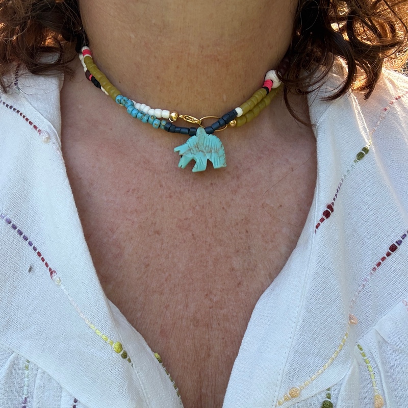 Collier Été en perles de verre Le collier Été ours bleu mêle perles de verre et pierres naturelles.