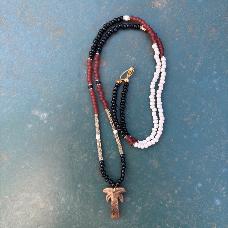 Collier Été en perles de verre Le collier Été palmier mêle perles de verre et pierres naturelles.