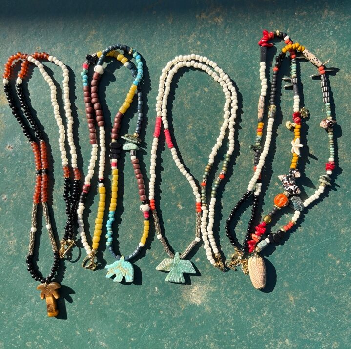 Collier Été en perles de verre Le collier Été mêle perles de verre et pierres naturelles. Chaque variation peut être portée en ras-de-cou ou long