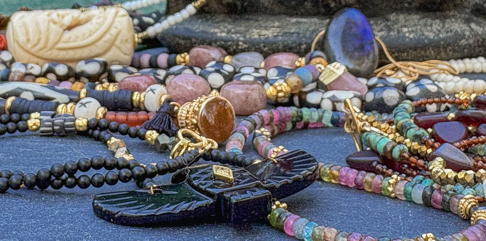 pierres bijoux pays basque apprentie anglet laptop background 3