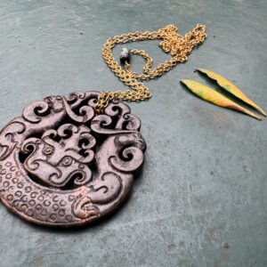 Pierres Bijoux Pays Basque - L'Apprentie Sautoir médaillon jade sculpté