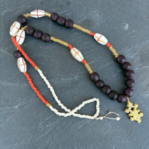 Pierres Bijoux Pays Basque - L'Apprentie Collier Hématite, Perles de verre & Croix de Bronze