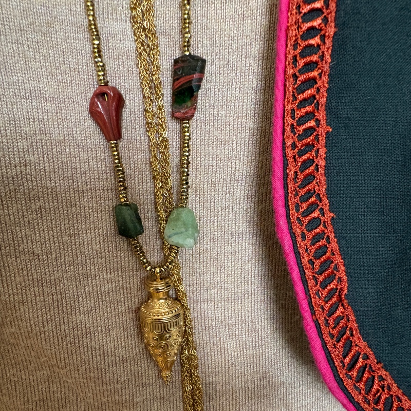 Sautoir Talisman et cailloux Sautoir Talisman et cailloux