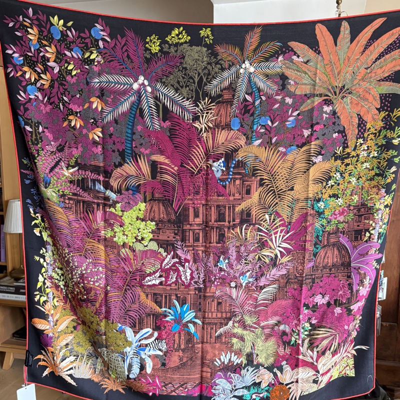 Grand foulard Soie et Laine - Le Palais 110 x 110 cm Grand foulard Soie et Laine - Le Palais 110 x 110 cm – Image 3